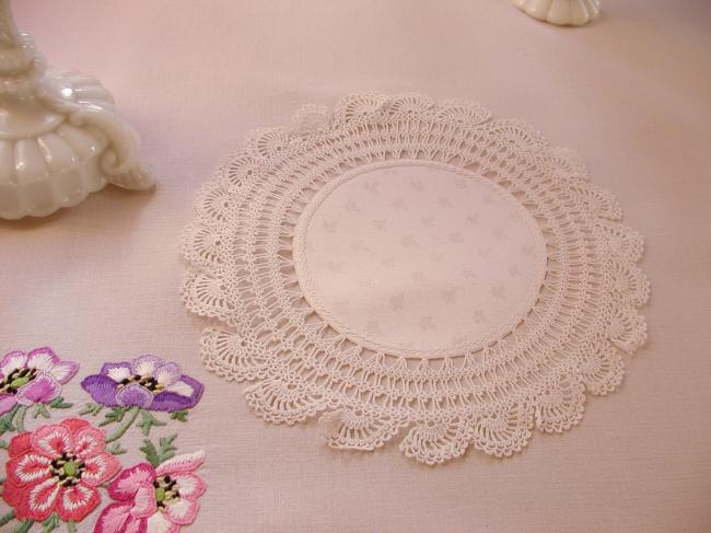 Lovely oval doily in damask with ivy leaves and crochet lace