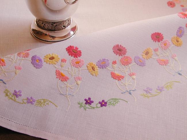 Really romantic tablecloth with hand-embroidered  crown of daisies