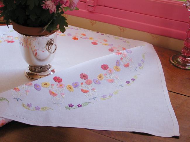 Really romantic tablecloth with hand-embroidered  crown of daisies