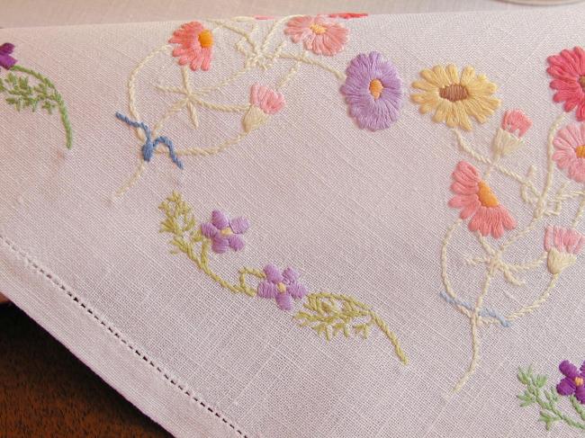 Really romantic tablecloth with hand-embroidered  crown of daisies