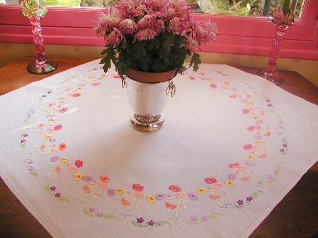 Really romantic tablecloth with hand-embroidered  crown of daisies