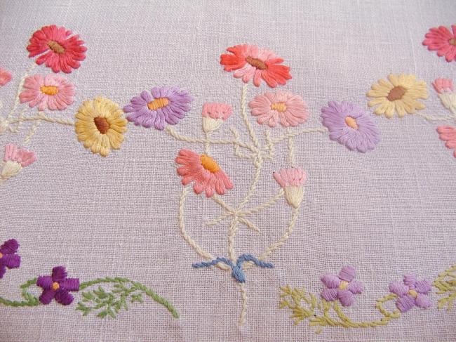 Really romantic tablecloth with hand-embroidered  crown of daisies