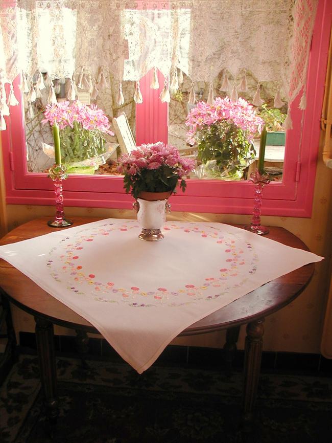 Really romantic tablecloth with hand-embroidered  crown of daisies