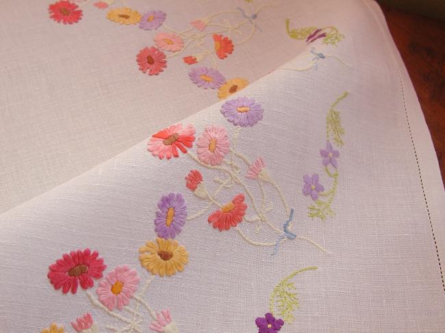 Really romantic tablecloth with hand-embroidered  crown of daisies