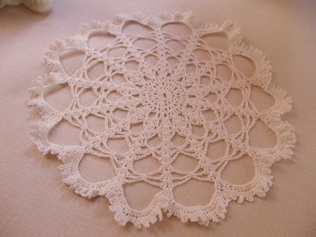 Sweet doily in scalloped Crochet lace 1920