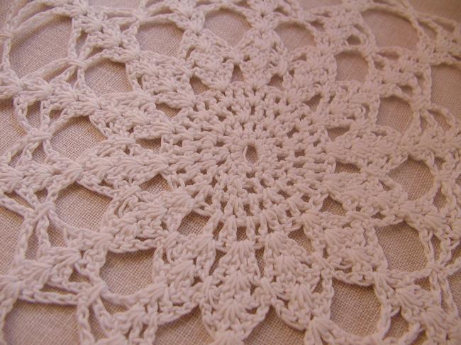 Sweet doily in scalloped Crochet lace 1920