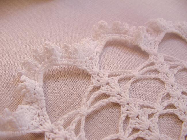 Sweet doily in scalloped Crochet lace 1920