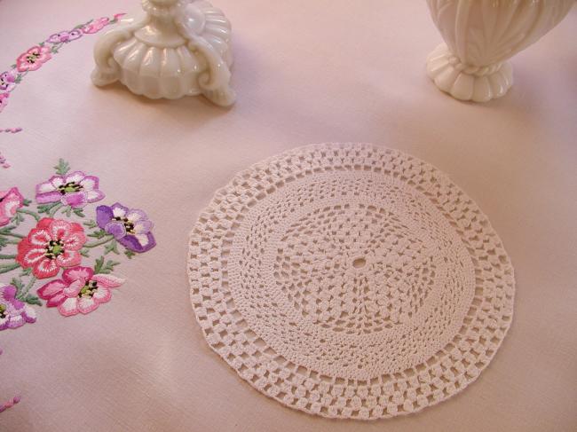 Sweet doily in hand-made Crochet lace 1930