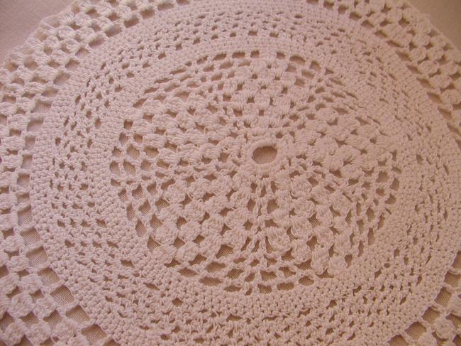 Sweet doily in hand-made Crochet lace 1930