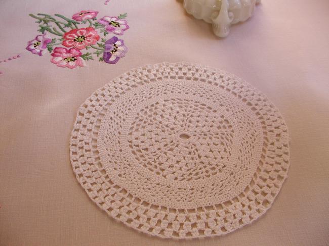 Sweet doily in hand-made Crochet lace 1930