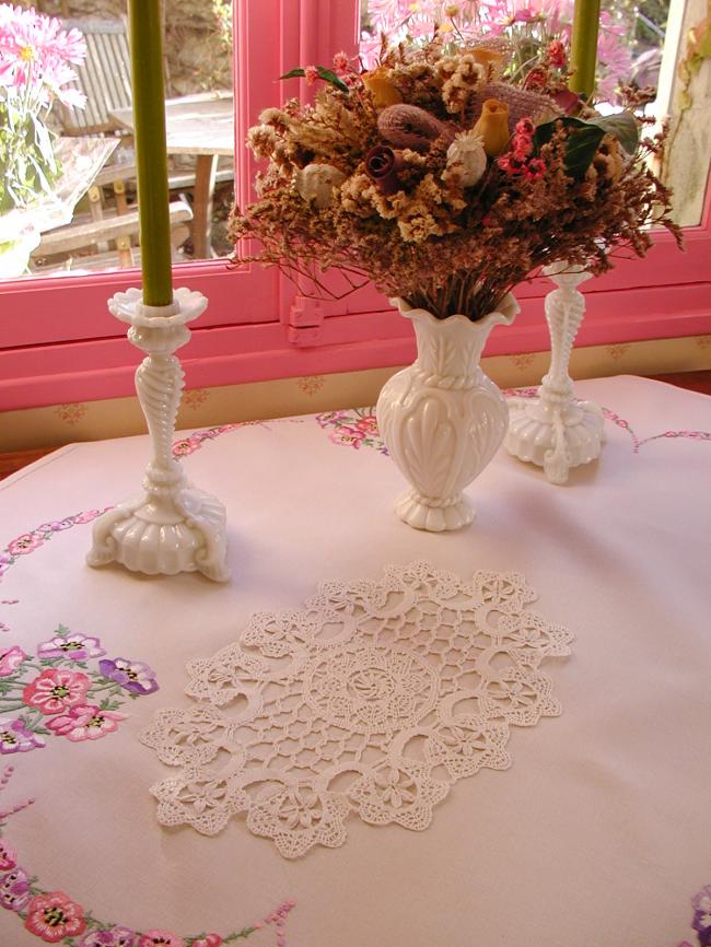 Very beautiful Cluny bobbin lace oval doily, with point d'esprit