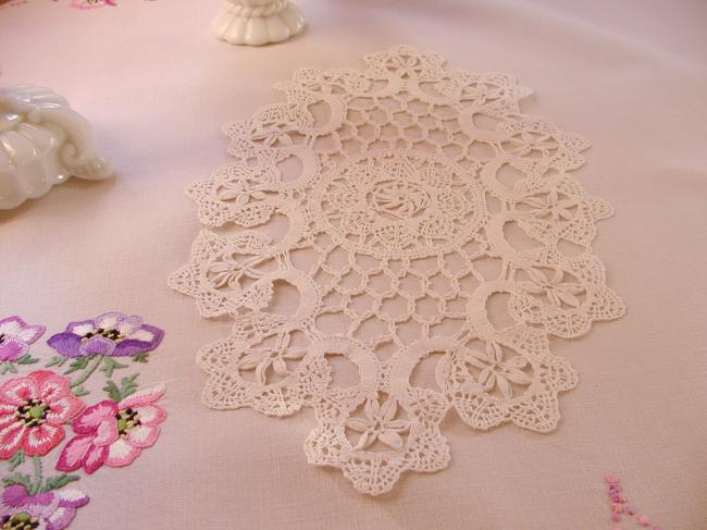 Very beautiful Cluny bobbin lace oval doily, with point d'esprit