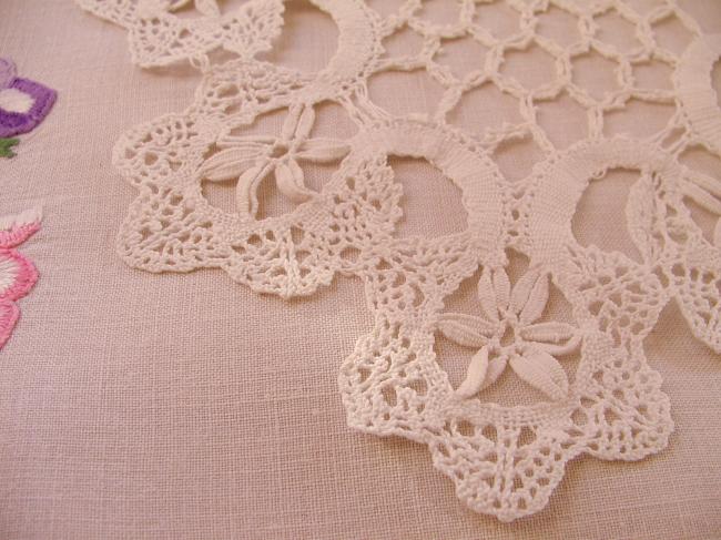 Very beautiful Cluny bobbin lace oval doily, with point d'esprit