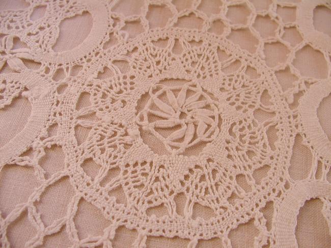 Very beautiful Cluny bobbin lace oval doily, with point d'esprit