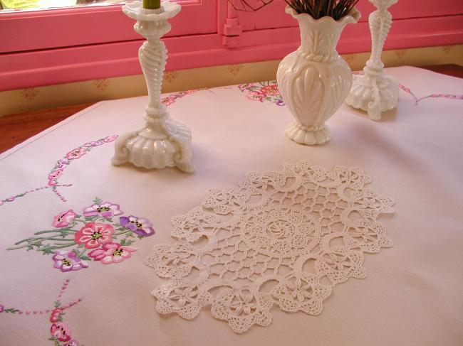 Very beautiful Cluny bobbin lace oval doily, with point d'esprit