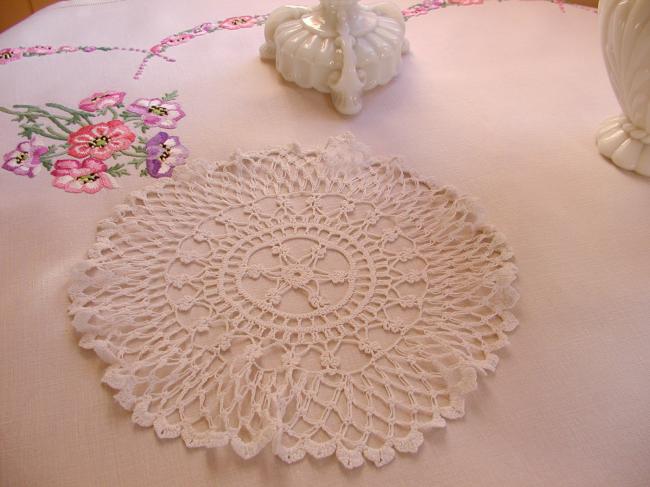 Superb doily in scalloped Crochet lace 1920