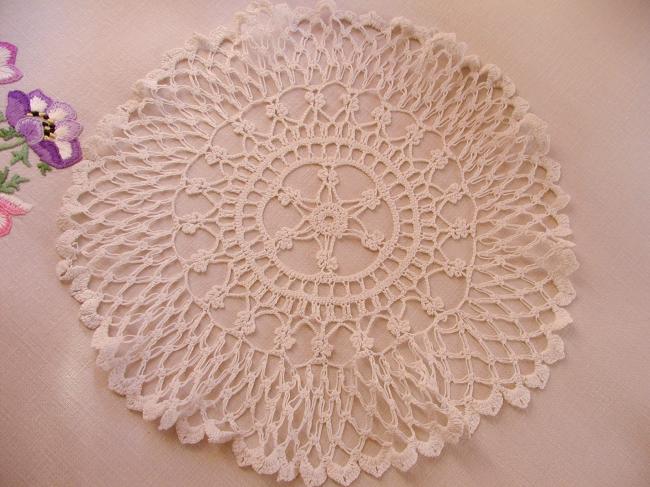 Superb doily in scalloped Crochet lace 1920