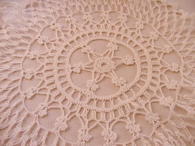 Superb doily in scalloped Crochet lace 1920