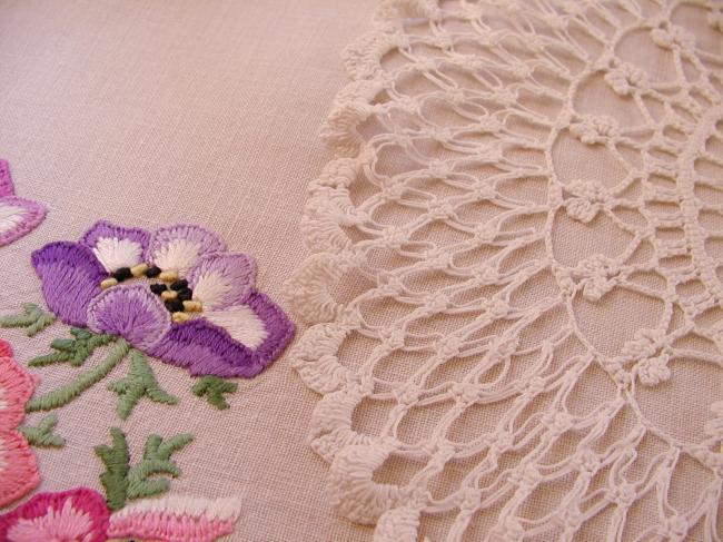 Superb doily in scalloped Crochet lace 1920