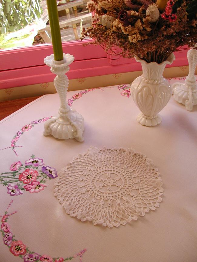 Superb doily in scalloped Crochet lace 1920