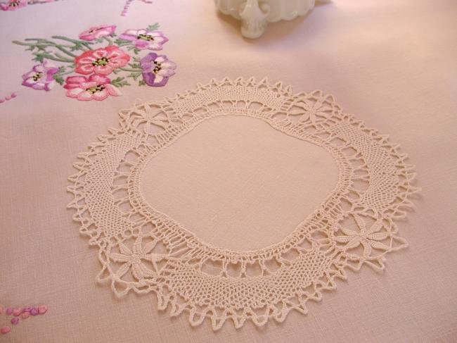 Lovely Cluny bobbin lace doily in linen and with point d'esprit