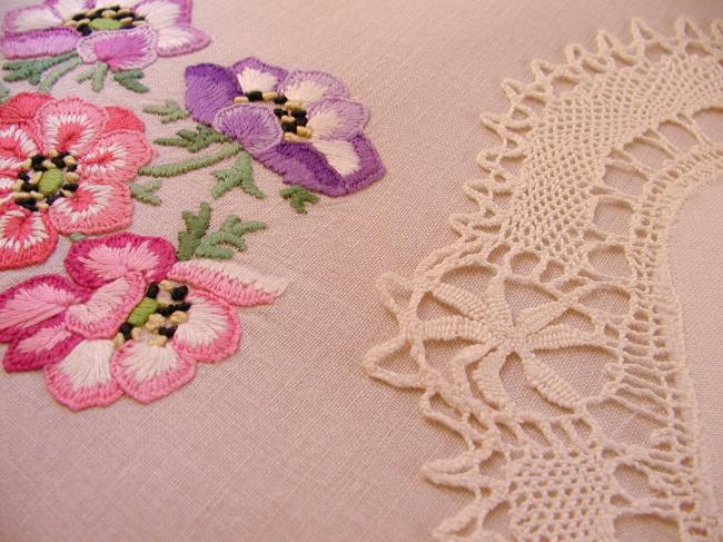 Lovely Cluny bobbin lace doily in linen and with point d'esprit