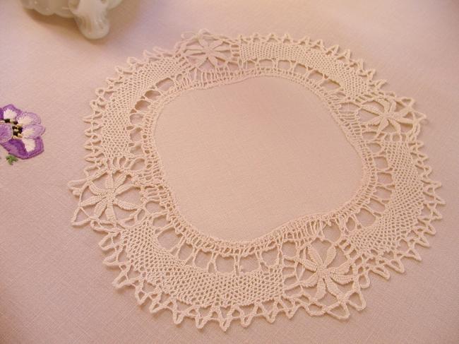 Lovely Cluny bobbin lace doily in linen and with point d'esprit