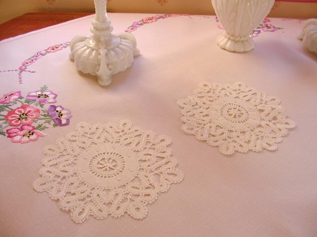 Very beautiful Cluny pair of round doilies in bobbin lace with point d'esprit