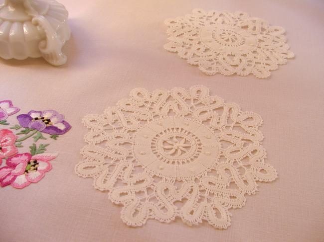 Very beautiful Cluny pair of round doilies in bobbin lace with point d'esprit