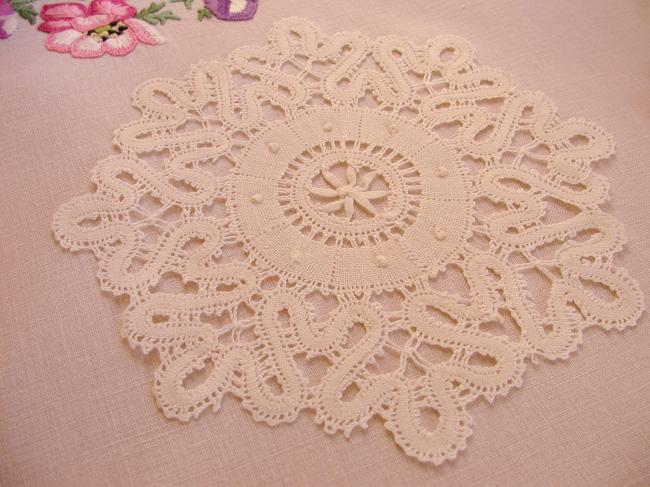 Very beautiful Cluny pair of round doilies in bobbin lace with point d'esprit