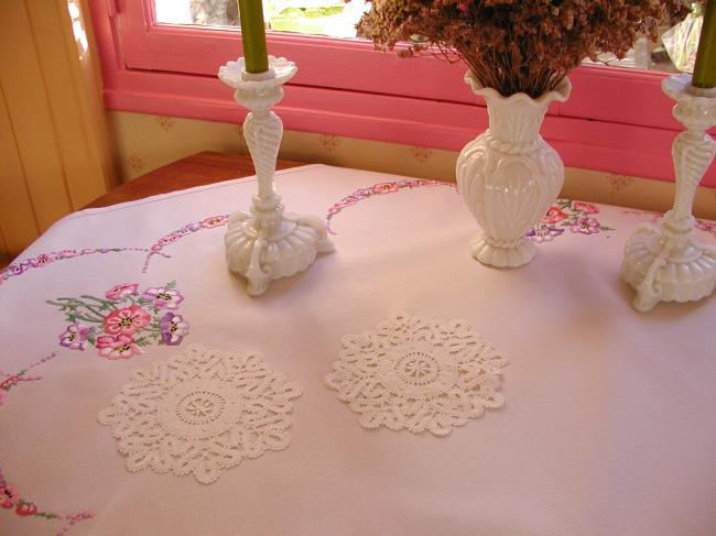 Very beautiful Cluny pair of round doilies in bobbin lace with point d'esprit