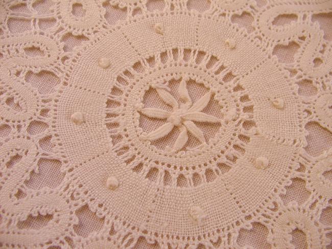 Very beautiful Cluny pair of round doilies in bobbin lace with point d'esprit