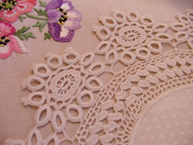 Stunning round doily in damask with polka dots and irish crochet lace