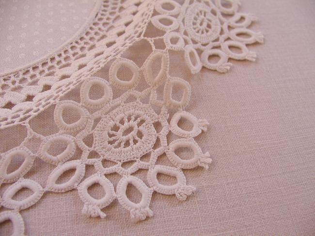 Stunning round doily in damask with polka dots and irish crochet lace