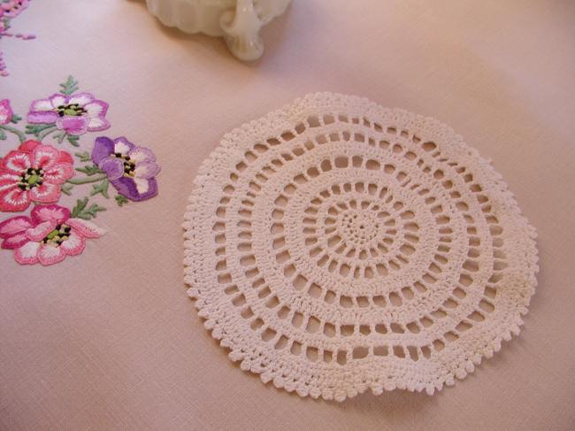 Sweet doily in hand-made Crochet lace 1930