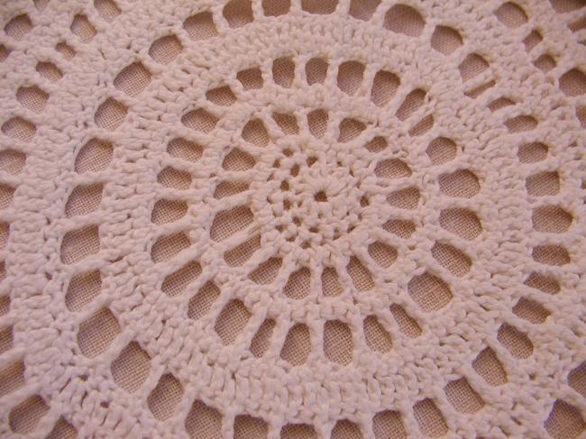 Sweet doily in hand-made Crochet lace 1930