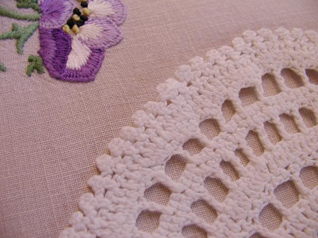 Sweet doily in hand-made Crochet lace 1930