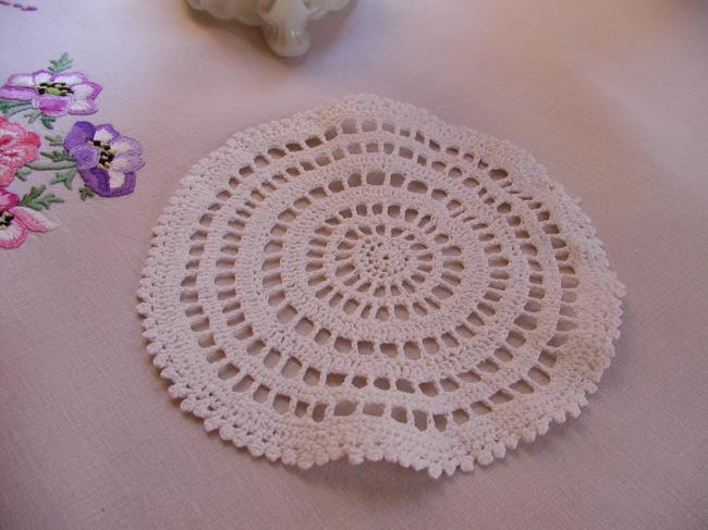 Sweet doily in hand-made Crochet lace 1930