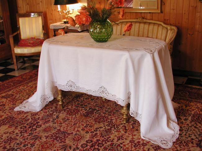 Somptuous & huge tablecloth with large inserts of Cluny bobbin lace & serviettes