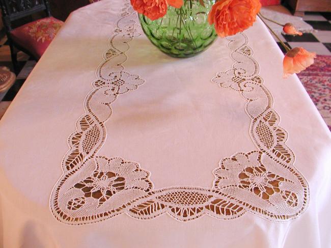 Somptuous & huge tablecloth with large inserts of Cluny bobbin lace & serviettes