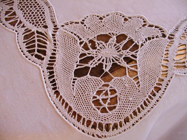 Somptuous & huge tablecloth with large inserts of Cluny bobbin lace & serviettes