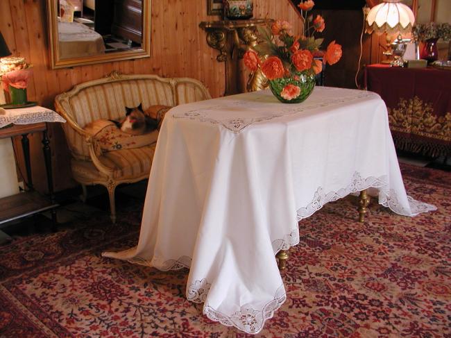 Somptuous & huge tablecloth with large inserts of Cluny bobbin lace & serviettes