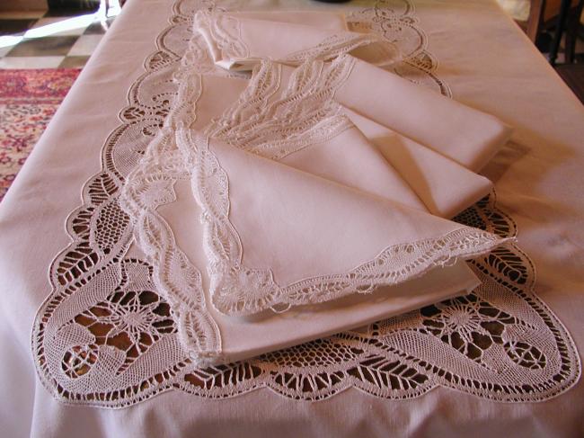 Somptuous & huge tablecloth with large inserts of Cluny bobbin lace & serviettes