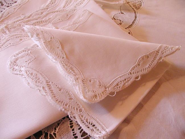 Somptuous & huge tablecloth with large inserts of Cluny bobbin lace & serviettes