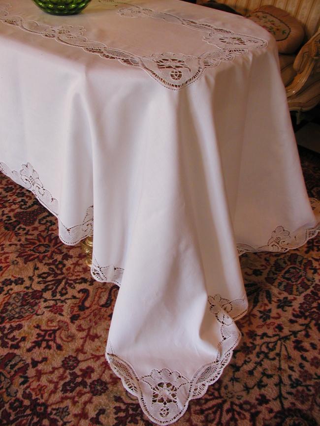 Somptuous & huge tablecloth with large inserts of Cluny bobbin lace & serviettes