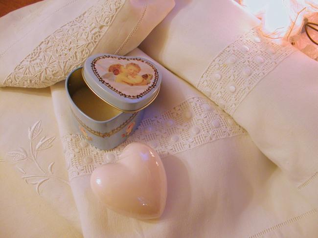 Romantique boîte coeur décorée d'anges et son savon en coeur à la rose