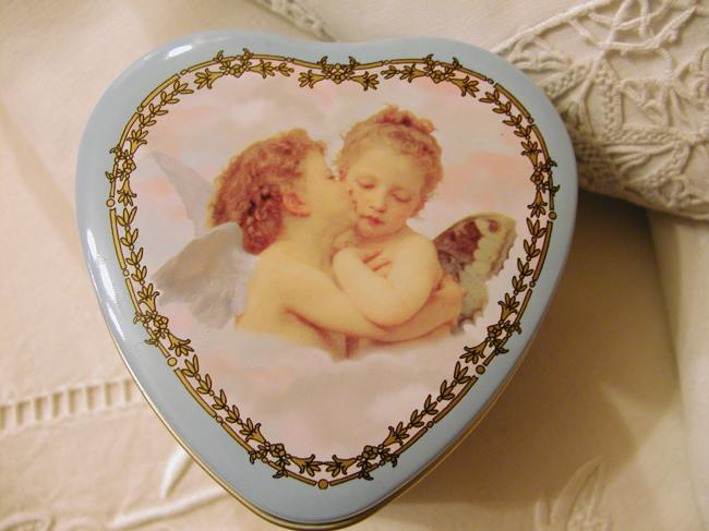 Romantique boîte coeur décorée d'anges et son savon en coeur à la rose