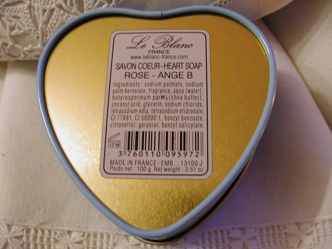 Romantique boîte coeur décorée d'anges et son savon en coeur à la rose