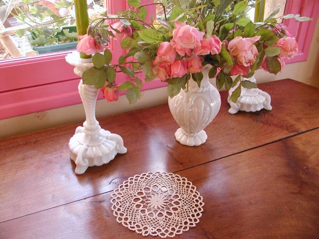 Charming round doily in Irish guipure lace