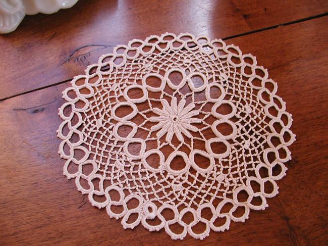 Charming round doily in Irish guipure lace